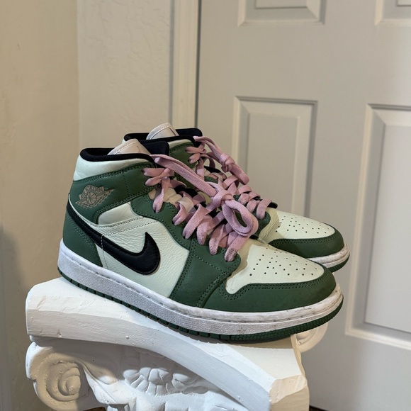 Jordan 1 Mid in Green and pink - Picture 4 of 5